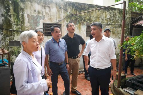 Phó Chủ tịch UBND phường Ngọc Hà Đỗ Hà Thanh kiểm tra tiến độ dự án cống hóa mương Kẻ Khế kết hợp xây dựng tuyến đường từ nút rẽ ra phố Núi Trúc đến phố Sơn Tây. Ảnh: Duy Khánh