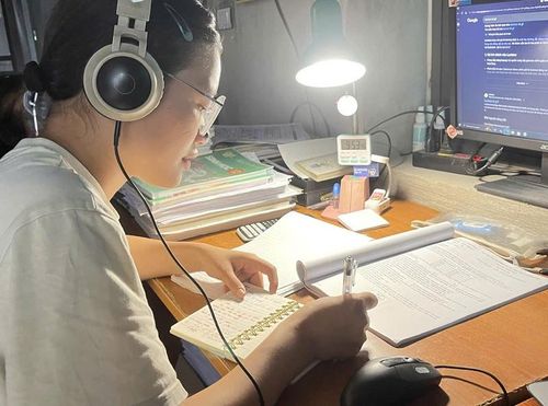 Em Đào Thị Trà Giang miệt mài học tập và đạt kết quả ấn tượng tại các kỳ thi. Ảnh: Nhân vật cung cấp