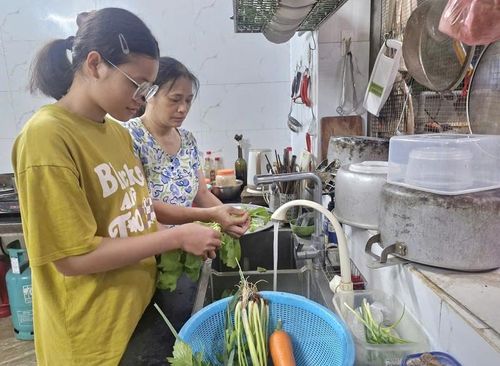 Ngoài thời gian học tập, Đào Thị Trà Giang còn giúp đỡ mẹ trong công việc gia đình. Ảnh: PV