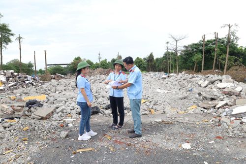 Một số hộ dân, doanh nghiệp ở phường Lĩnh Nam đã tháo dỡ nhà xưởng xây dựng trên bãi sông Hồng. Ảnh: Kim Nhuệ