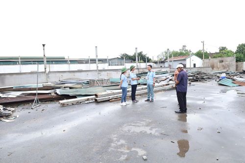Một số doanh nghiệp, hộ dân ở xã Hồng Vân đã tự tháo dỡ nhà xưởng xây dựng trên bãi sông Hồng. Ảnh: Kim Nhuệ