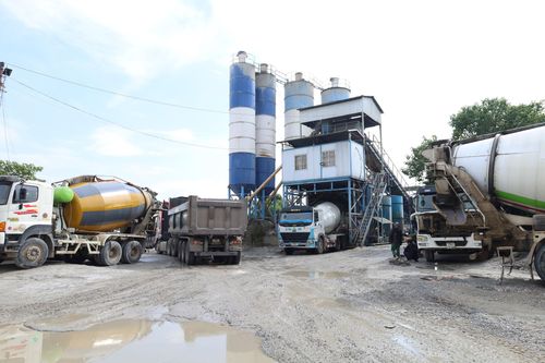 Sáng 2-7, nhiều trạm trộn bê tông ở phường Thượng Cát vẫn hoạt động, bất chấp các chỉ đạo. Ảnh: Kim Nhuệ