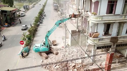 Công tác tháo dỡ, giải phóng mặt bằng được triển khai gấp rút. Ảnh: PV