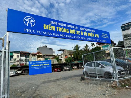 Điểm trông giữ ô tô miễn phí phục vụ nhân dân đến khám chữa bệnh tại Bệnh viện Bưu điện nhận được sự đồng tình của người dân. Ảnh: BĐ