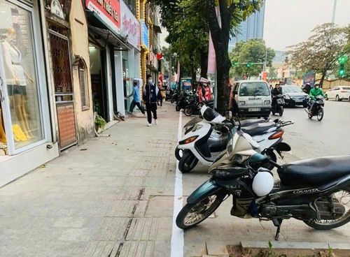 Việc vạch kẻ sơn góp phần chấn chỉnh tình trạng lấn chiếm vỉa hè, dành chỗ cho người đi bộ. Ảnh: PL