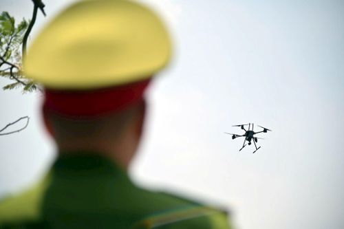 Công an thành phố Hà Nội sử dụng thiết bị bay UAV để giám sát an ninh trật tự từ trên cao. Ảnh: Khánh Huy