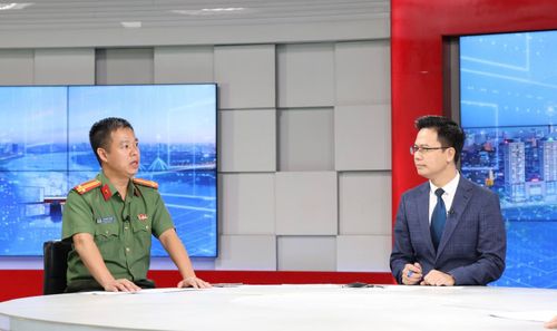Trung tá Lê Công Trung, Phó Trưởng phòng Viễn thông, tin học và cơ yếu Công an thành phố Hà Nội trao đổi tại chương trình. Ảnh: Thanh Hải