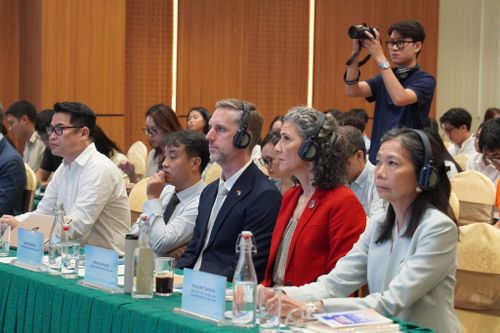 Các đại diện tham dự lễ công bố ngày 3-7. Từ phải sang: Bà Pauline Tamesis, Điều phối viên thường trú Liên Hợp Quốc tại Việt Nam; Trưởng đại diện UNDP tại Việt Nam Ramla Khalidi; Trưởng đại diện UNFPA tại Việt Nam Matt Jackson. Ảnh: UNDP Việt Nam