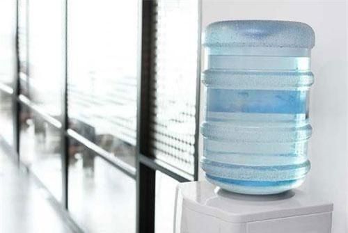 Nhà vệ sinh là nơi chứa nhiều uế khí, vi khuẩn và năng lượng tiêu cực nhất trong ngôi nhà. Đặt bình nước uống, nguồn cung cấp sự sống ở gần khu vực này là một điều đại kỵ.