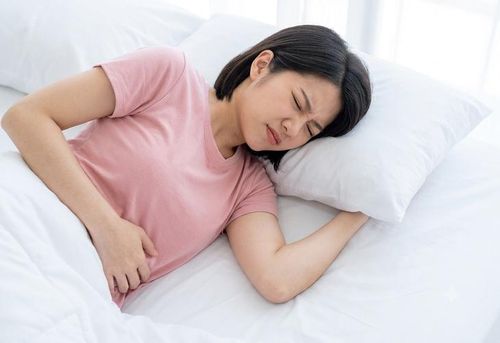 Dấu hiệu đau bụng dưới có thể là u nang buồng trứng.
