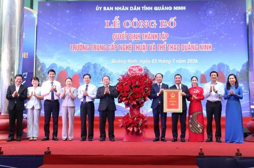 Lãnh đạo tỉnh tặng hoa và trao quyết định thành lập Trường cho Sở Văn hóa, Thể thao và Du lịch. Ảnh: TS