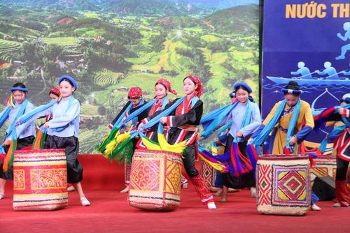 Tiết mục văn nghệ tại lễ thành lập TrườngTrung cấp Nghệ thuật và Thể thao. Ảnh: TS
