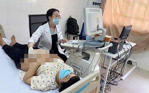 Thai phụ Nguyễn Thị Kim Nhung được bác sĩ Bệnh viện Từ Dũ thăm khám mà không phải đi xa hơn 50km.