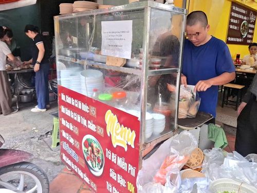 Nhân viên quán bún tại Duy Tân (Cầu Giấy, Hà Nội) lý giải nguyên nhân không giảm giá đồ ăn là do quán tăng giá từ tháng 1/2026 - trước thời điểm xăng tăng giá. Ảnh: Quỳnh Mai.