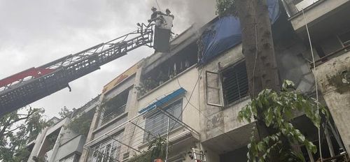 Vụ cháy tại khu đô thị Văn Phú xảy ra đầu giờ chiều 3/7 khiến 2 người tử vong. Lực lượng Cảnh sát phòng cháy, chữa cháy và cứu nạn, cứu hộ đã huy động nhiều phương tiện khống chế đám cháy.