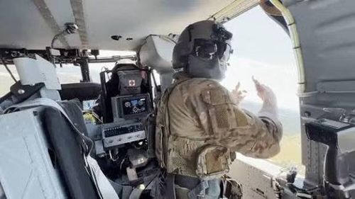 Chính vì vậy, mọi quân nhân đều phải trải qua khóa huấn luyện đặc biệt mang tên "helo dunker", được thiết kế để rèn luyện kỹ năng sống sót khi trực thăng gặp nạn trên mặt nước.