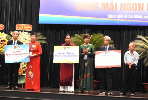 Câu lạc bộ Truyền thống kháng chiến Đoàn thanh niên các cơ quan Trung ương Cục miền Nam trao học bổng, quà hỗ trợ đoàn viên khó khăn. Ảnh: Đ.Xá.