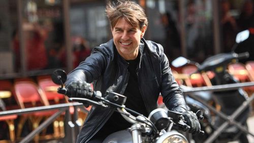  Thập niên 1990 đánh dấu giai đoạn Tom Cruise thống trị phòng vé thế giới. Anh trở thành một trong những ngôi sao có cát-sê cao nhất Hollywood, nhận ít nhất 15 triệu USD cho mỗi dự án. Đặc biệt, loạt Mission: Impossible khẳng định vị thế Tom Cruise trong hàng ngũ những siêu sao màn bạc. Qua tám phần phim, anh không ngừng nâng tầm những cảnh hành động bằng việc tự mình thực hiện nhiều pha mạo hiểm như treo người ngoài máy bay, nhịn thở nhiều phút dưới nước hay thực hiện các màn nhào lộn trên không...