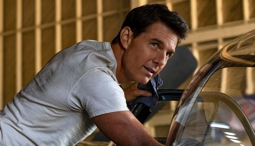  Phía sau hào quang rực rỡ, ít ai biết Tom Cruise từng mắc chứng khó đọc, lớn lên trong hoàn cảnh không mấy khá giả, cũng chẳng sở hữu ngoại hình theo chuẩn mực ngôi sao Hollywood lúc bấy giờ. Tuy nhiên, bằng ý chí bền bỉ và khát vọng khẳng định bản thân, ông từng bước vượt qua mọi rào cản để trở thành một trong những diễn viên thành công nhất lịch sử, xây dựng hình ảnh ngôi sao của dòng phim hành động, mạo hiểm. 