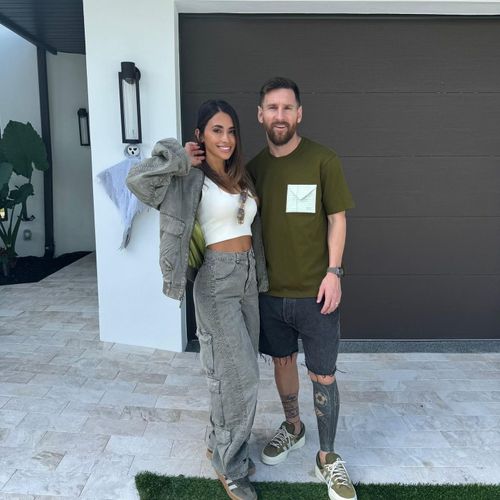  Việc mua biệt thự tại Fort Lauderdale diễn ra sau khi Messi ký hợp đồng 2 năm rưỡi với Inter Miami. Thỏa thuận này được cho là trị giá khoảng 150 triệu USD, bao gồm lương, quyền lợi thương mại và các thỏa thuận chia sẻ doanh thu với đối tác của MLS, trong đó có Apple.