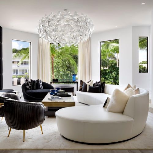  Sau khi chuyển đến Inter Miami, Messi mua biệt thự ven sông ở Fort Lauderdale, Florida (Mỹ), trị giá khoảng 10,75 triệu USD. Căn nhà có 8 phòng ngủ, 9 phòng tắm, hồ bơi, phòng gym, spa và mặt nước riêng, cho thấy cuộc sống ổn định của gia đình Messi bên ngoài sân cỏ.