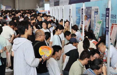  Phụ huynh và học sinh tại hội chợ tuyển sinh đại học ở Nam Kinh. Ảnh: VCG. 