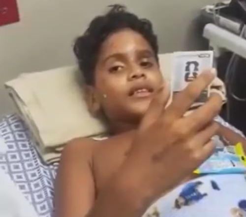 Cậu bé Mieles nhận tấm thẻ sưu tập Ronaldo mới trên tay trong lúc đang điều trị.