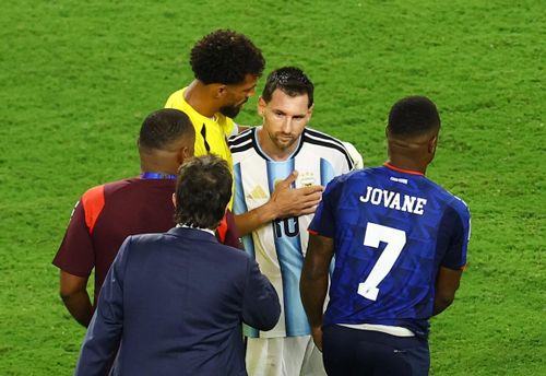  Sau trận, Vozinha và Messi dành cho nhau cái bắt tay và ôm đầy tôn trọng. Ảnh: Reuters. 