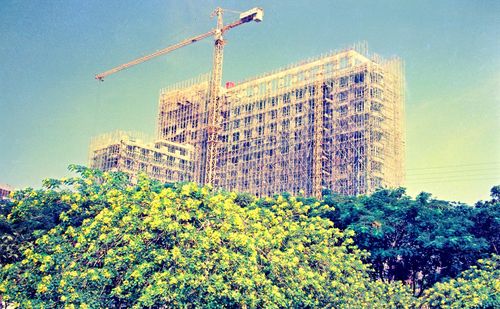 Những cần cẩu đầu tiên xuất hiện trên bầu trời trung tâm TP.HCM đầu thập niên 1990, đánh dấu giai đoạn thành phố bước vào thời kỳ phát triển mạnh mẽ.