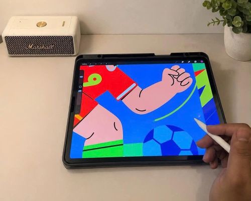 Bùi Đại phải liên tục mang theo laptop hoặc iPad để thiết kế các sản phẩm phục vụ mùa bóng đá.