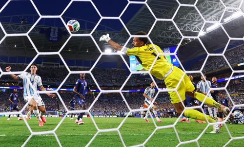  Vozinha góp phần giúp Cape Verde kéo Argentina vào hiệp phụ, trước khi đội bóng châu Phi thua 2-3 sau 120 phút. Ảnh: Paul Childs/Reuters.