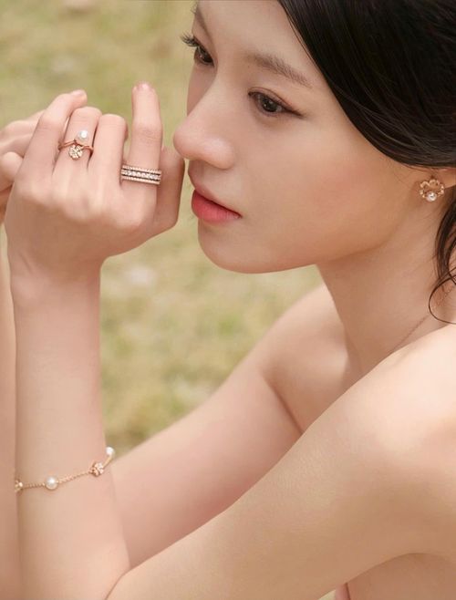  Tuy nhiên, vì đã chọn những chiếc nhẫn đính hôn phá cách, việc đeo kết hợp với nhẫn cưới truyền thống trở nên khó khăn hơn. Theo Jillian Sassone, nhà sáng lập Marrow Fine Jewelry (Mỹ), nhẫn đính hôn ngày nay thường được thiết kế cá tính hơn rất nhiều, vì vậy nhẫn cưới cũng phải thay đổi để theo kịp. Theo đó, nhẫn cưới và nhẫn đính hôn phải phù hợp để diện chung, tạo tổng thể hài hòa và thể hiện được cá tính riêng. Ảnh: @Yilan_/Xiaohongshu. 