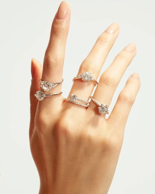  Bên cạnh nhẫn bản lớn, nhiều cặp đôi cũng yêu thích những thiết kế tạo hiệu ứng viên kim cương “lơ lửng” trên thân nhẫn hoặc gắn trực tiếp lên nhẫn mà không cần chấu giữ. Các kiểu đính cụm đá bất đối xứng hay đặt viên đá theo chiều ngang cũng được chú ý gần đây. Ảnh: Only Natural Diamonds. 