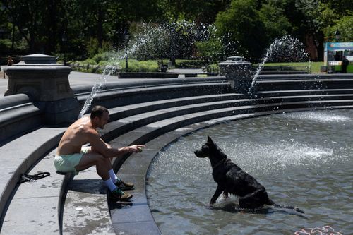  Công viên Washington Square ở TP New York ngày 2/7 giữa thời tiết nắng nóng. Ảnh: Reuters. 