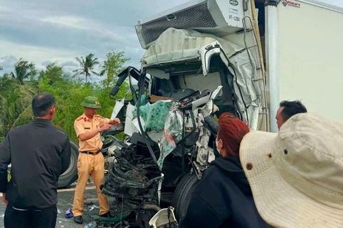 Hiện trường vụ tai nạn giữa xe tải và xe đầu kéo trên cao tốc Hoài Nhơn - Quy Nhơn. 