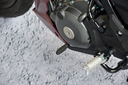 Suzuki Satria 2026 vẫn sử dụng hộp số cơ khí 6 cấp, có thêm hệ thống hỗ trợ ly hợp Suzuki Clutch Assist System.