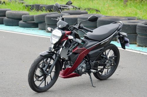 Suzuki Việt Nam vừa chính thức giới thiệu thế hệ mới của Suzuki Satria - dòng hyper underbone trang bị động cơ 150 cc. Xe có 2 phiên bản, giá khởi điểm 54,5 triệu đồng. Mẫu xe trong bài là bản Satria Pro, giá bán hiện tại 59 triệu đồng.