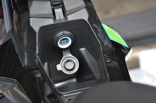Cả 2 phiên bản Satria và Satria Pro đều được trang bị một hộc đồ 961 ml, kèm cơ chế mở một chạm không cần tắt máy. Riêng cổng sạc USB trong hộc đồ là trang bị chỉ có ở bản Satria Pro.