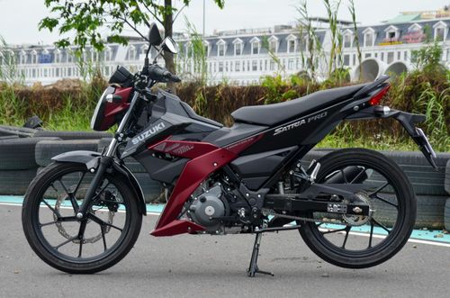 Suzuki Satria sở hữu các thông số dài x rộng x cao lần lượt 1.955 x 675 x 980 mm, khoảng cách giữa 2 trục bánh xe ở mức 1.280 mm, khoảng sáng gầm 150 mm. Phiên bản Satria tiêu chuẩn nặng 112 kg, còn bản Satria Pro nặng 115 kg.