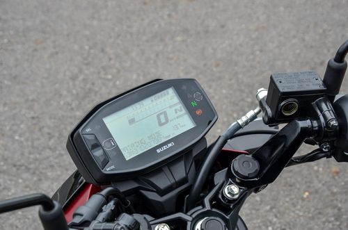 Kết hợp với ứng dụng Suzuki Ride Connect, người dùng có thể cài đặt hiển thị thông báo cuộc gọi, thông tin điều hướng bản đồ trên màn hình xe, đồng thời chủ động theo dõi tình trạng xe và quản lý các chức năng theo nhu cầu ngay trên điện thoại thông minh.