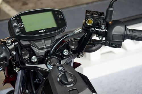 Suzuki Satria Pro được trang bị khóa thông minh, cụm màn hình dạng kỹ thuật số toàn phần cho khả năng hiển thị tương đối tốt.