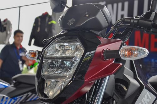 Phần đầu xe phiên bản Satria Pro có sự xuất hiện của logo Suzuki dạng nổi 3D. Xe trang bị cụm đèn LED hiệu suất cao, thiết kế dạng phân tầng. Các đèn xi-nhan cũng bố trí trên mặt nạ khu vực đầu xe, tạo ra sự khác biệt so với bản Satria thường.