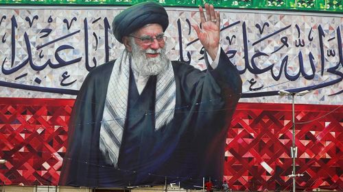 Người dân Iran chuẩn bị cho lễ tiễn biệt cố Lãnh đạo Tối cao Ayatollah Ali Khamenei. Ảnh: Reuters.