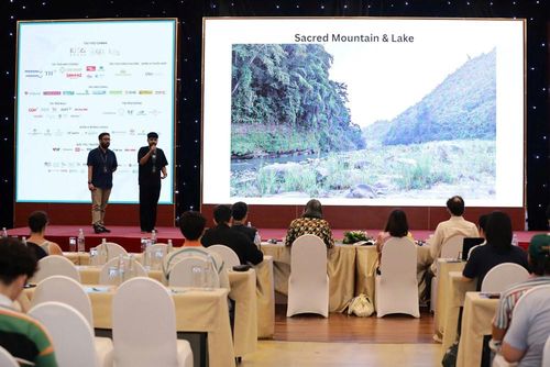 Các đội thuyết trình dự án