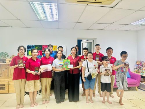TS Vũ Dương Thúy Ngà tặng thiết bị nghe sách nói, sách nói và sách cho Thư viện Bàn tay khéo léo và các em học sinh khiếm thị. Ảnh: Thu Nga