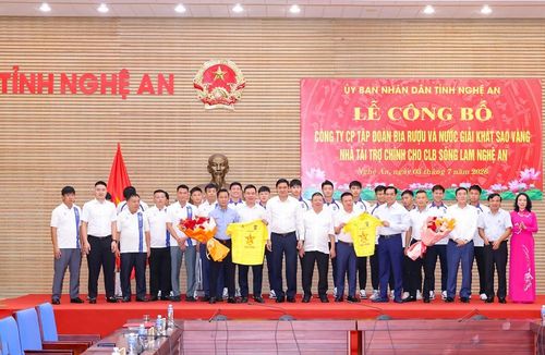 Toàn cảnh lễ công bố SAVABECO trở thành nhà tài trợ chính cho CLB Sông Lam Nghệ An. Ảnh: CLB HLHT
