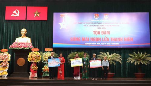 Ban tổ chức trao tặng những phần quà tình nghĩa đến những đồng đội năm xưa, những suất học bổng đến con em các cựu cán bộ Đoàn Thanh niên bị ảnh hưởng chất độc da cam và có hoàn cảnh khó khăn