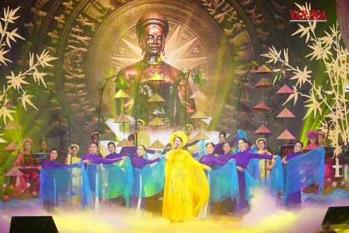 Hát chầu văn "Nhớ ơn công đức Huyền Trân" của đoàn nghệ thuật TP. Huế