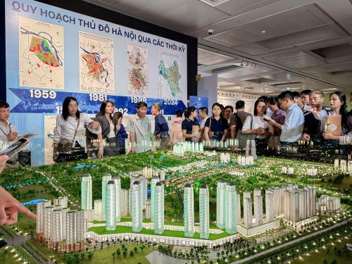 Đông đảo người dân Hà Nội quan tâm đến xem quy hoạch. Ảnh: Quốc Khánh - TTXVN