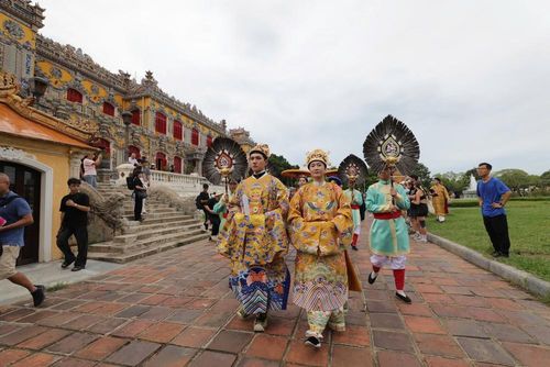Quảng diễn qua các điểm di tích tiêu biểu như Điện Kiến Trung, cung Trường Sanh, Trường Lang, Ngọ Môn...